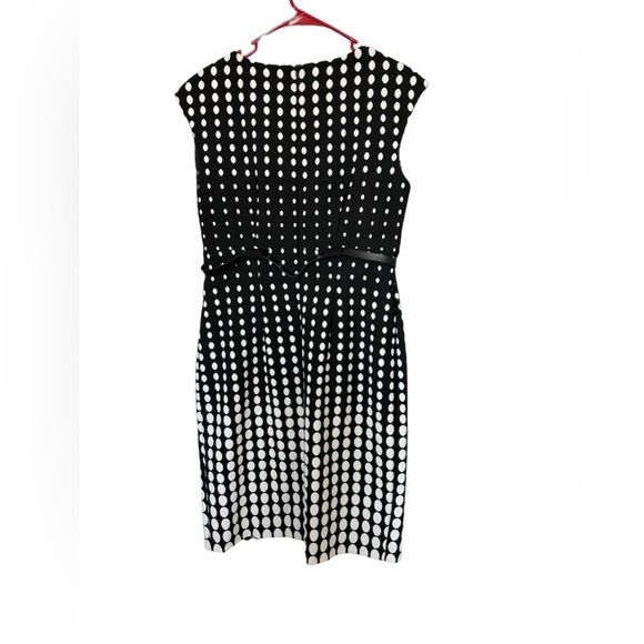 Dressbarn woman’s Dotted Cap-Sleeve Belted Sheath Dress with scoop neck size 12 - Picture 3 of 12